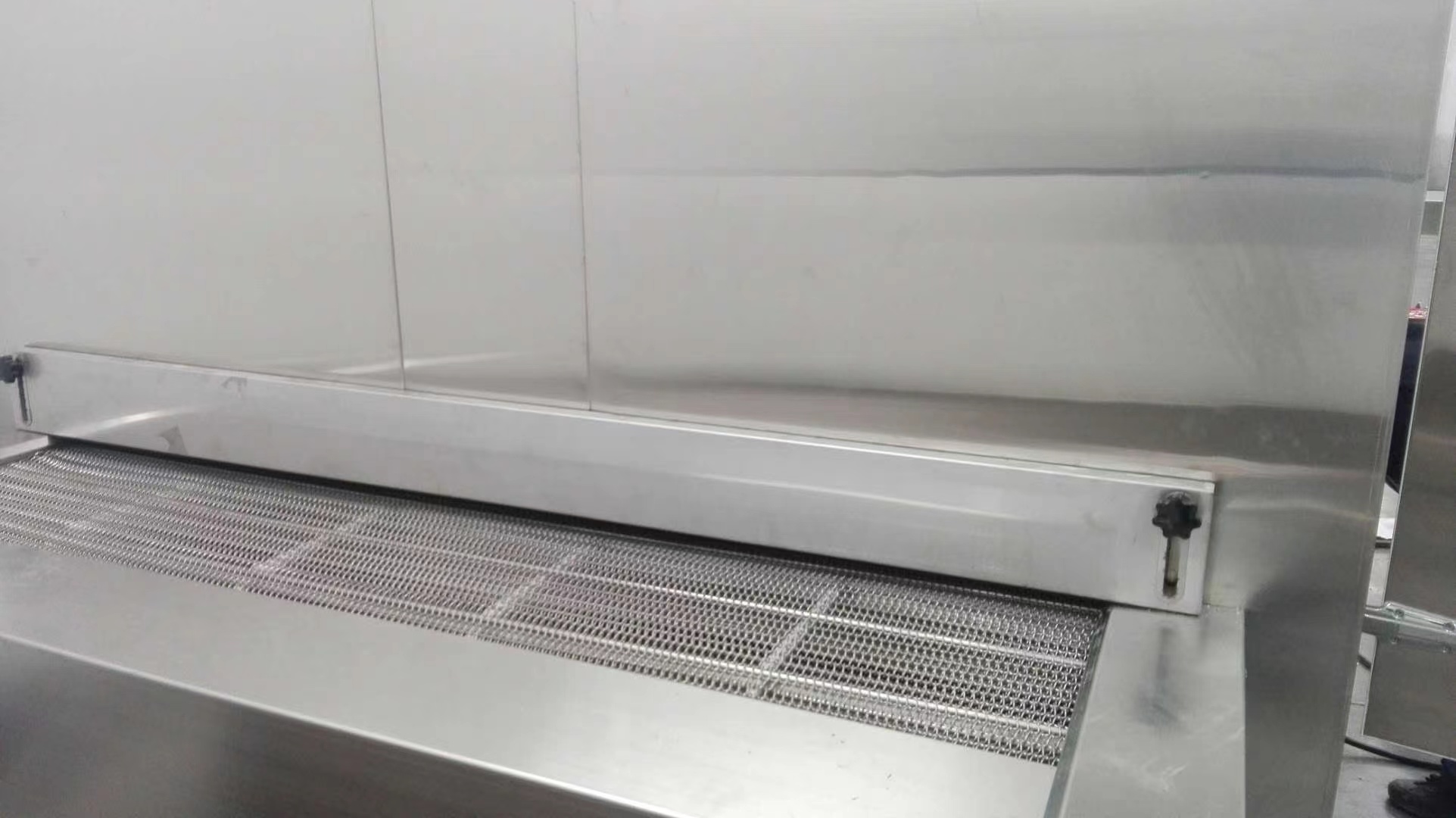 Kinas første kølekæde IQF-tunnelfryser FSW400-type med Freon-kølesystem til alle former for frossen mad